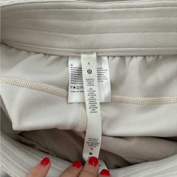 Lululemon Softstreme shorts in white opal - size 4 - Picture 3 of 5
